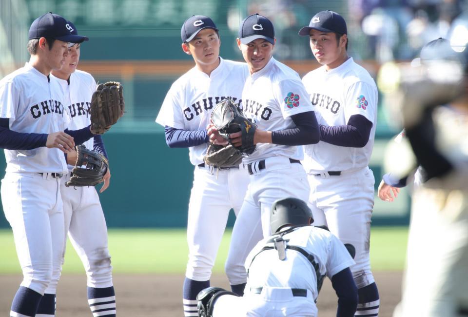 １回、マウンドに集まる先発・安藤歩叶（右から２人目）ら中京大中京ナイン（撮影・坂部計介）