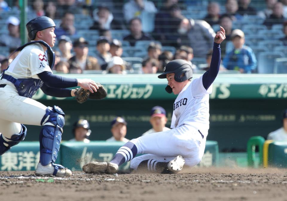 ５回、中京大中京・半田直暉が生還する（撮影・坂部計介）