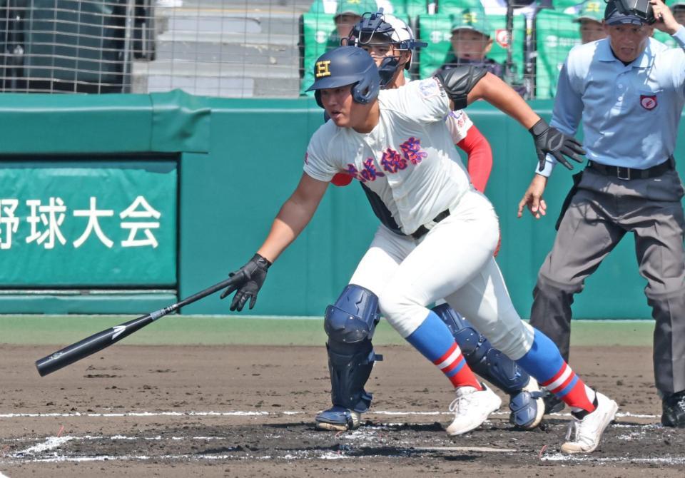 １回、２点適時打を放つ花咲徳栄・中森来翔（撮影・中田匡峻）