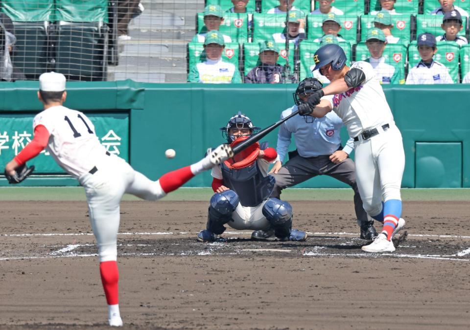 １回、２点適時打を放つ花咲徳栄・中森来翔（撮影・中田匡峻）