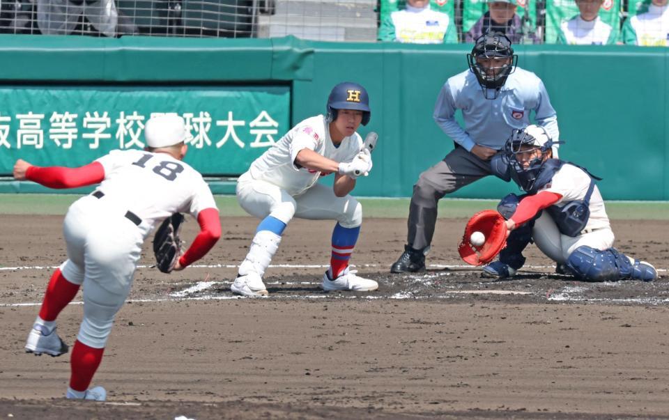 １回、押し出し四球を選ぶ花咲徳栄・本田新志（撮影・中田匡峻）