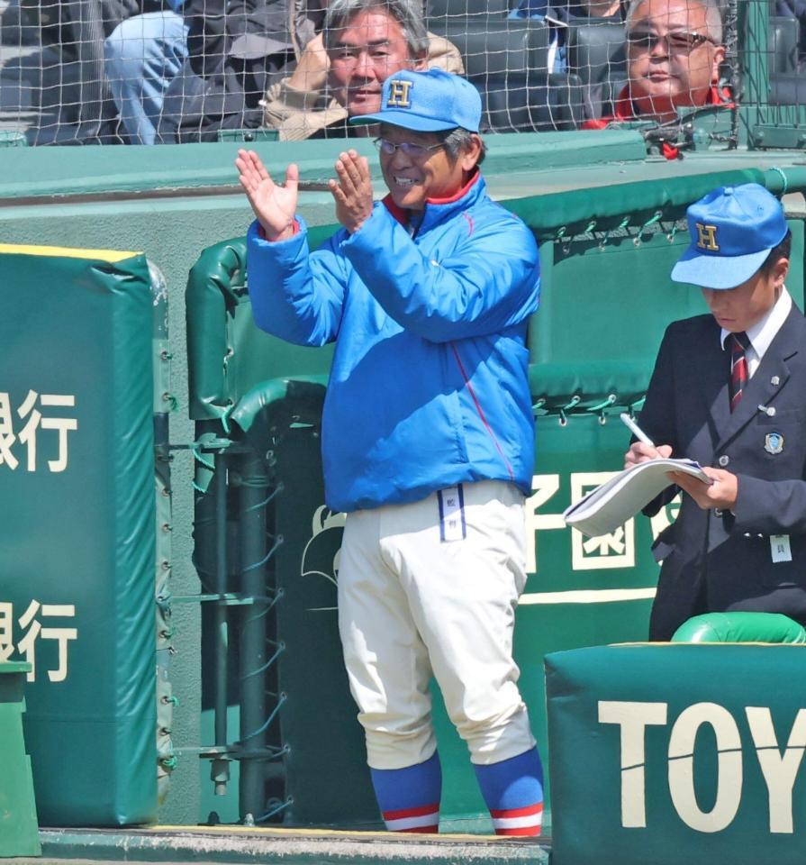 １回、適時打に拍手を送る花咲徳栄・岩井隆監督（撮影・中田匡峻）