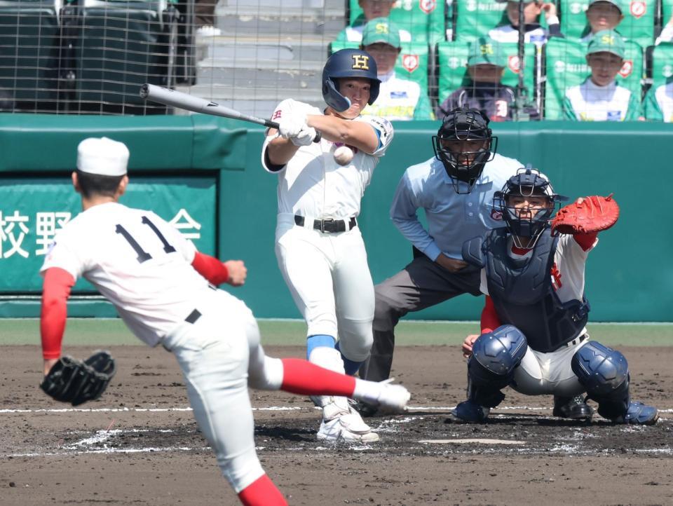 １回、中前適時打を放つ花咲徳栄・市村心（撮影・中田匡峻）