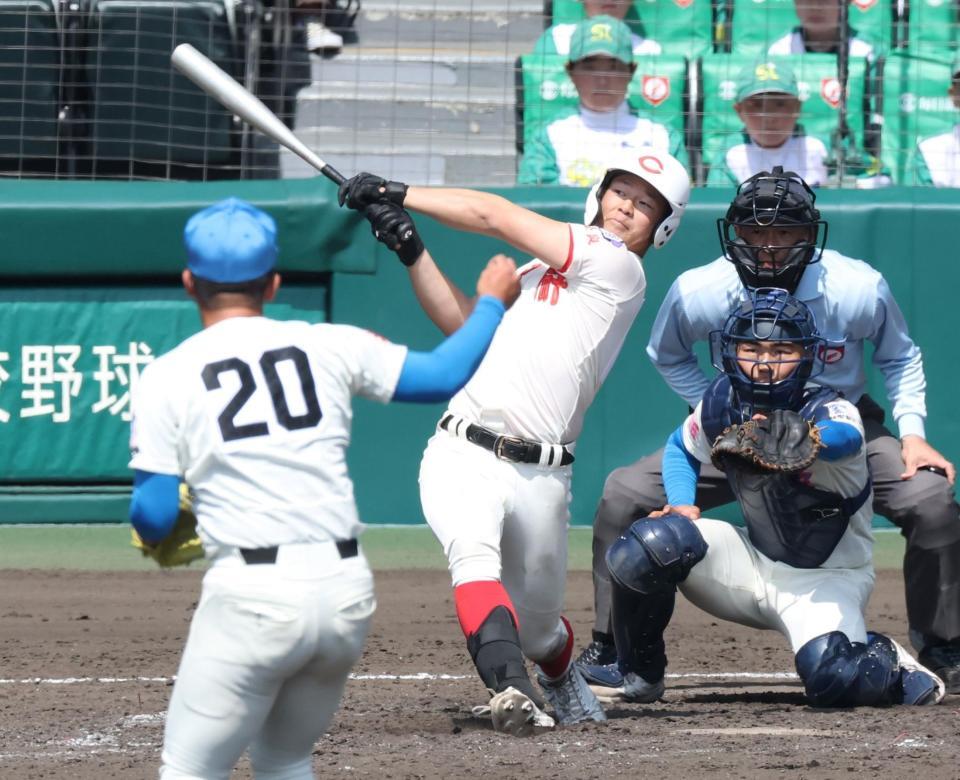 ４回、２点適時二塁打を放つ智弁学園・逢坂悠誠（撮影・中田匡峻）