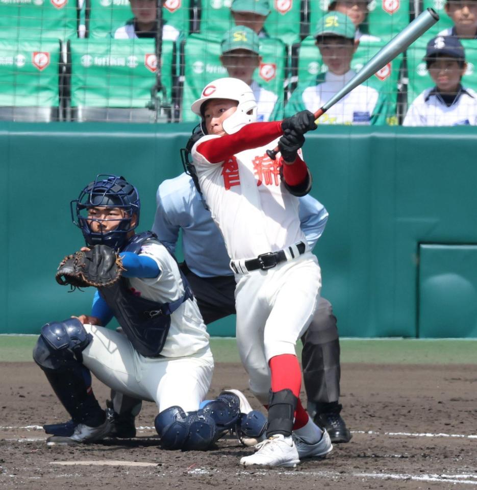 ３回、ライトへ適時二塁打を放つ智弁学園・多井桔平（撮影・中田匡峻）