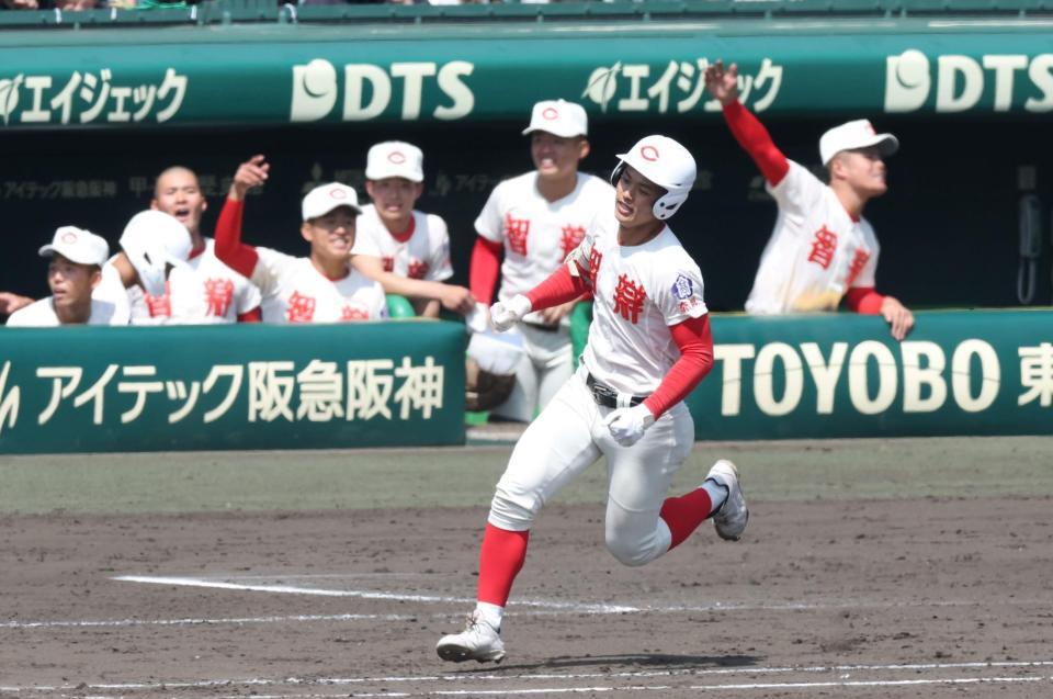 ３回、ライトへ適時三塁打を放つ智弁学園・北川温久（撮影・中田匡峻）