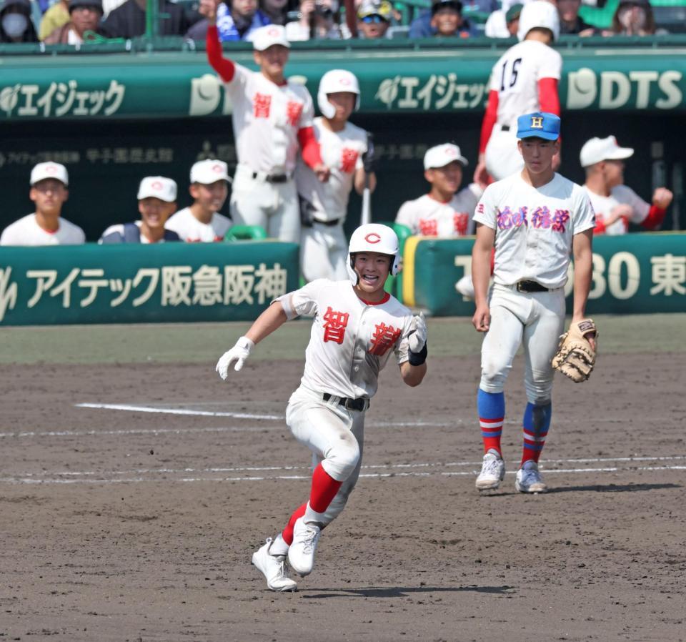 ５回、逆転の２点適時二塁打を放ち、一塁を回る智弁学園・志村叶大（撮影・中田匡峻）