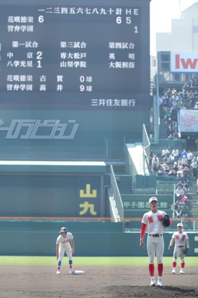 １回、２番手で登板した智弁学園・高井周平も花咲徳栄打線につかまり、６点のリードを許す展開に（撮影・坂部計介）