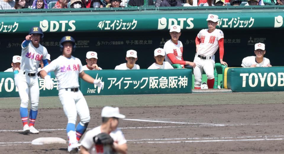 ２回、７失点目に静まりかえるベンチの智弁学園ナイン（撮影・中田匡峻）