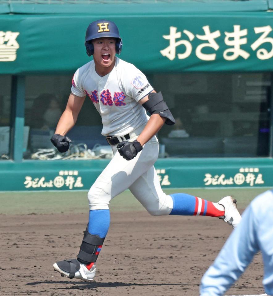 １回、適時打を放ち、ほえる花咲徳栄・岩井虹太郎（撮影・中田匡峻）