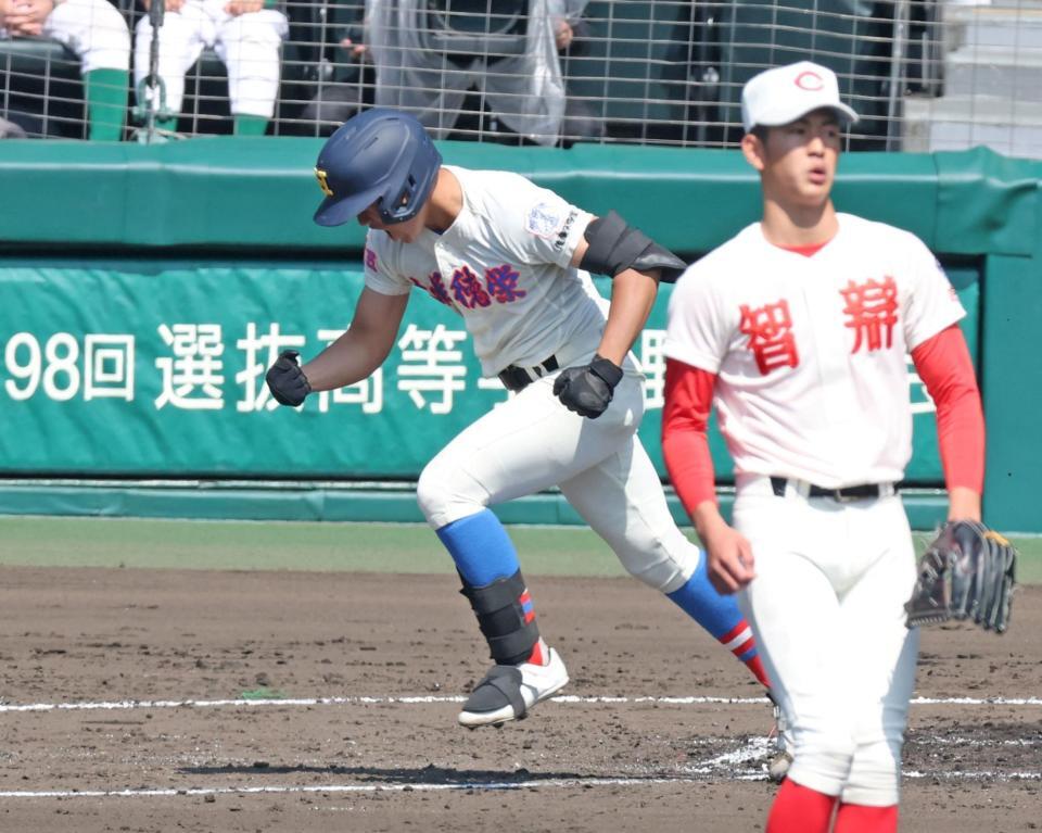 １回、適時打を放ち、拳を握る花咲徳栄・岩井虹太郎（撮影・中田匡峻）