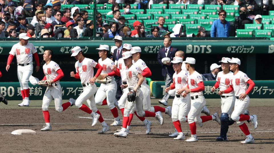 花咲徳栄に勝利し、駆け出す智弁学園ナイン（撮影・中田匡峻）