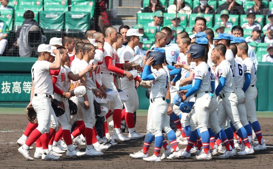 乱打戦を制した智弁学園（左）は花咲徳栄ナインと健闘をたたえ合う（撮影・中田匡峻）