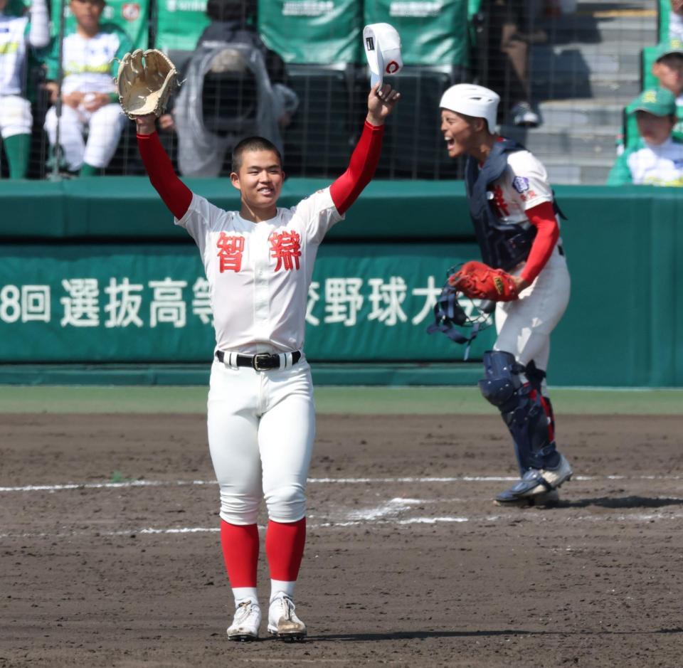 ９回、両手を広げる智弁学園・杉本真滉（撮影・中田匡峻）