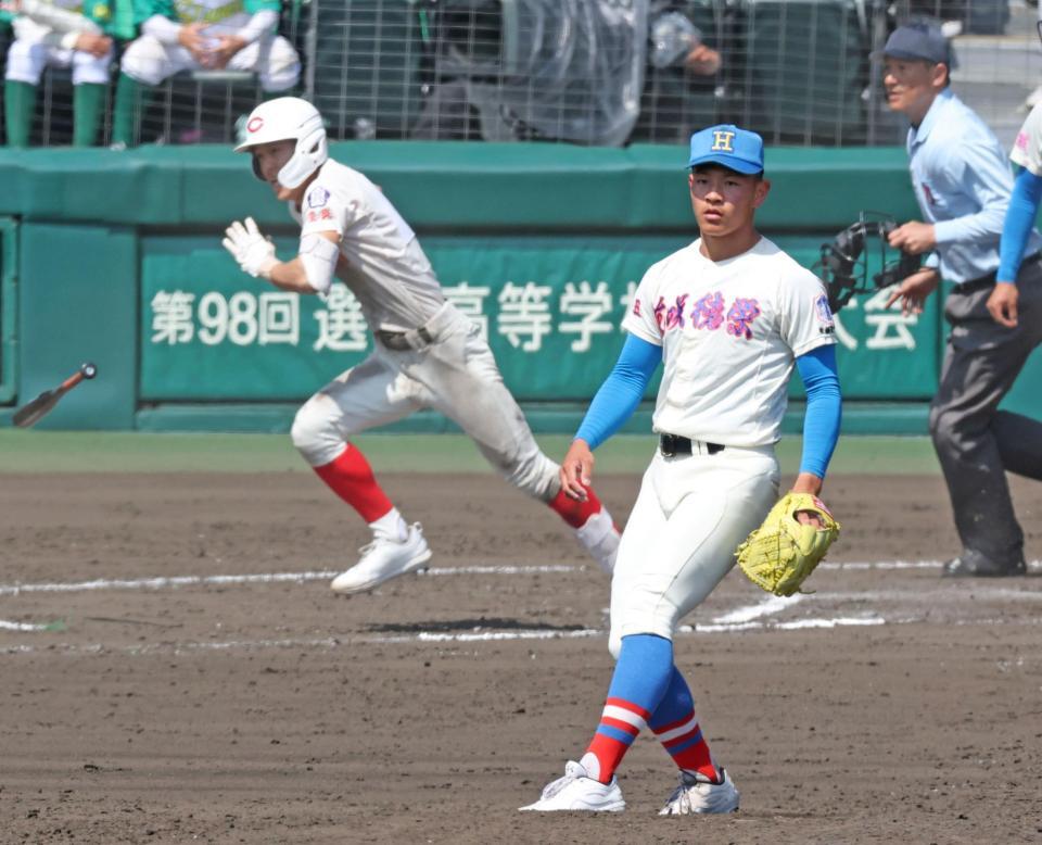 ６回、適時二塁打を浴びる花咲徳栄・黒川凌大（撮影・中田匡峻）