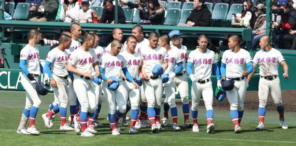 智弁学園に敗れ、肩を落とす花咲徳栄ナイン（撮影・中田匡峻）