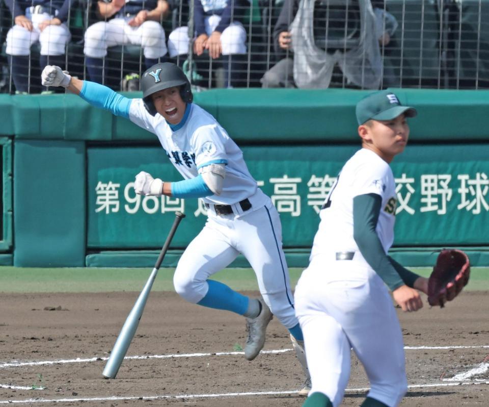 ２回、同点適時打を放ち、拳を突き上げる山梨学院・島田達矢（撮影・中田匡峻）