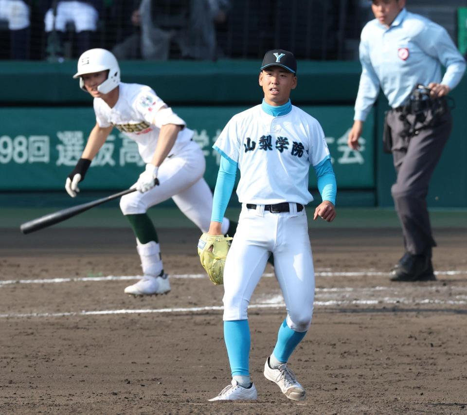 ８回、専大松戸・瀬谷應我（奥）に勝ち越し適時打を浴びた山梨学院・渡部瑛太（撮影・中田匡峻）