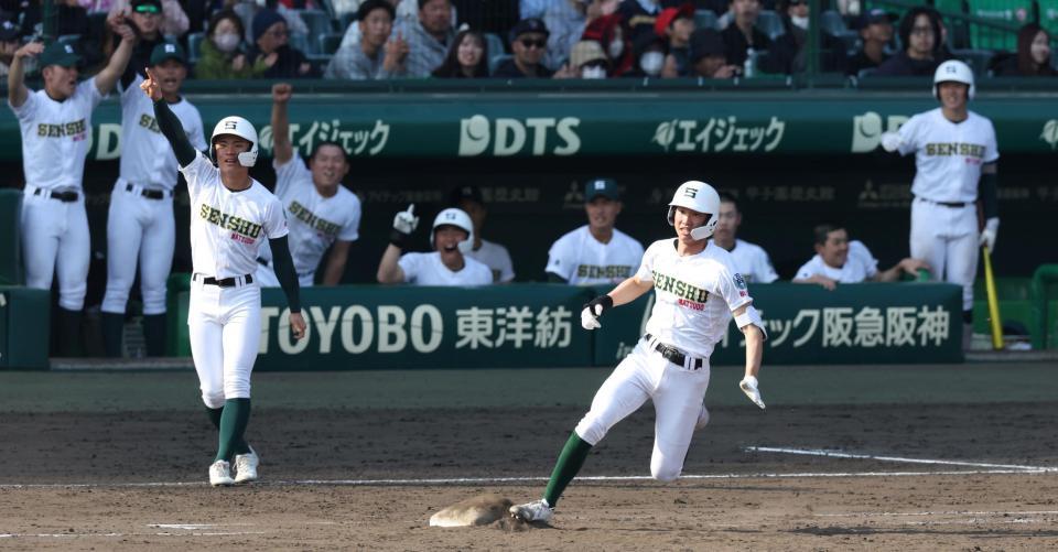 ８回、中前に勝ち越し適時打を放つ専大松戸・瀬谷應我（撮影・中田匡峻）