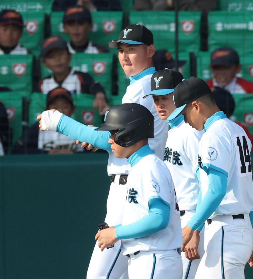 専大松戸に敗れ、悔しそうに整列へ向かう山梨学院・菰田陽生（奥）＝撮影・中田匡峻