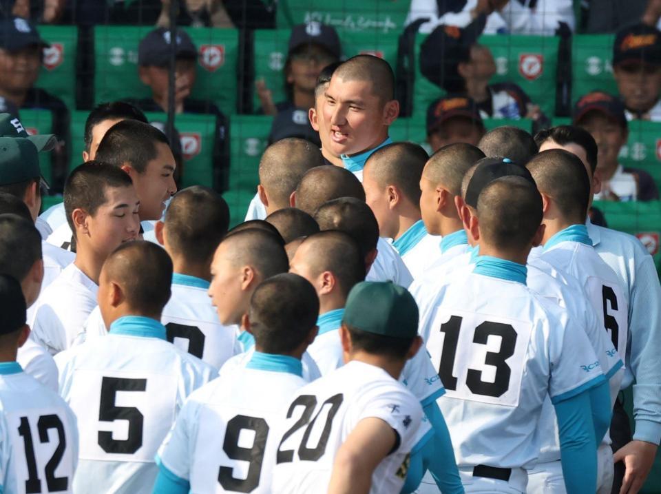 専大松戸ナインと言葉を交わす山梨学院・菰田陽生（中央奥）＝撮影・中田匡峻