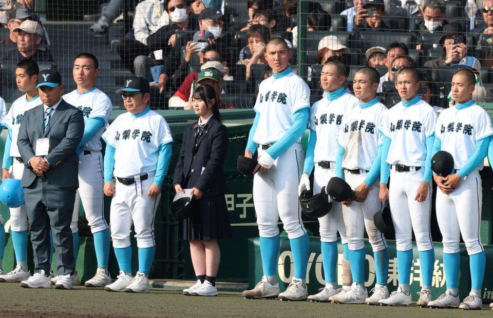 専大松戸に敗れた山梨学院・菰田陽生（中央）ら山梨学院ナイン（撮影・中田匡峻）