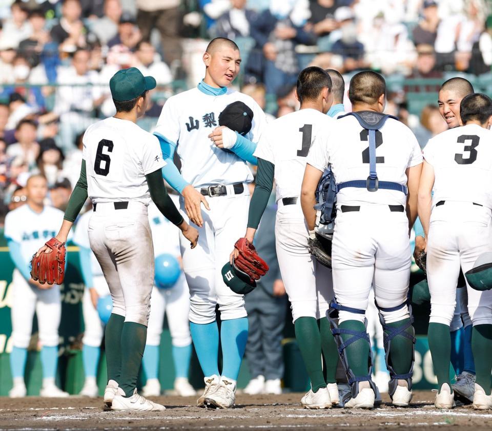 専大松戸の選手と健闘をたたえ合う山梨学院・菰田陽生（左から２人目）（撮影・西田忠信）