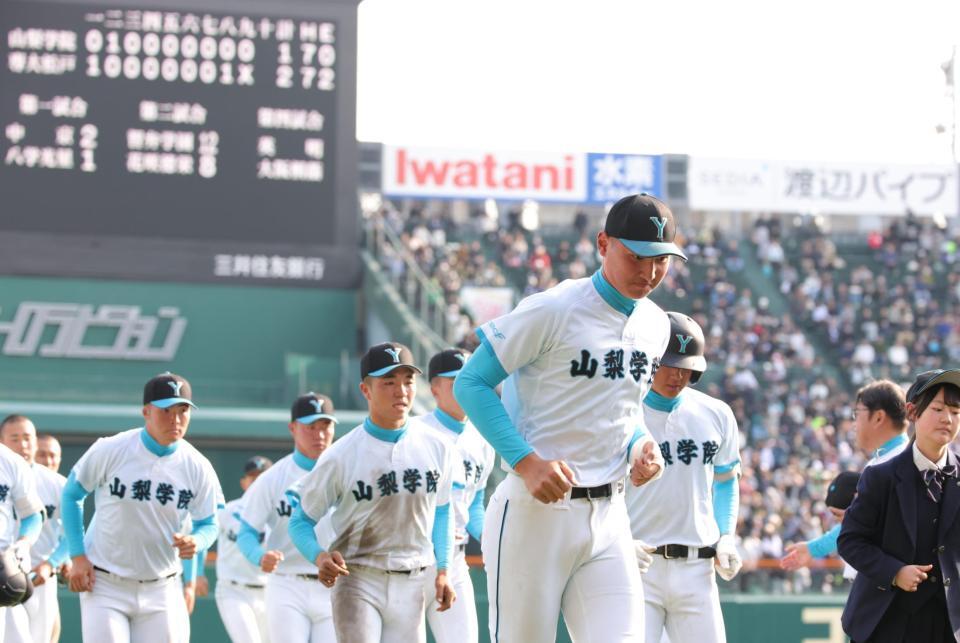 僅差で専大松戸に敗れ、ガックリを引き揚げる山梨学院・菰田陽生らナイン＝撮影・坂部計介