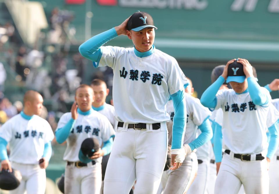 準決勝進出ならず、ガックリとベンチに戻る山梨学院・菰田陽生（中央）らナイン＝撮影・坂部計介