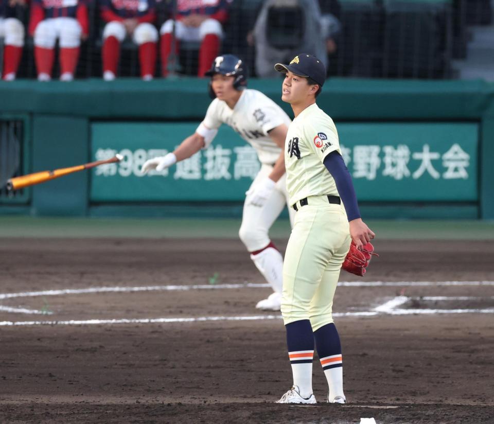 ６回、大阪桐蔭・谷渕瑛仁（奥）に勝ち越しソロを浴びる英明・冨岡琥希（撮影・中田匡峻）