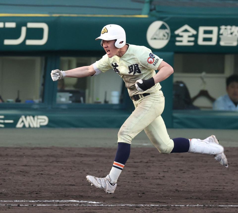 ７回、右前に同点適時打を放ち、ガッツポーズをする英明・松原蒼真（撮影・中田匡峻）