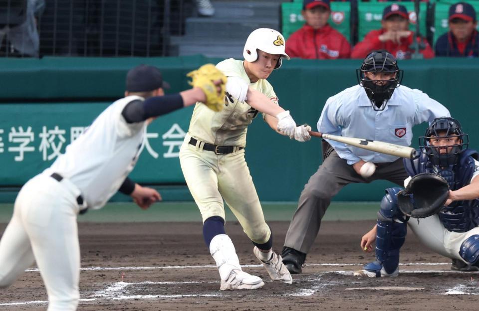 ７回、大阪桐蔭・川本晴大（手前）から右前に同点適時打を放つ英明・松原蒼真（撮影・中田匡峻）