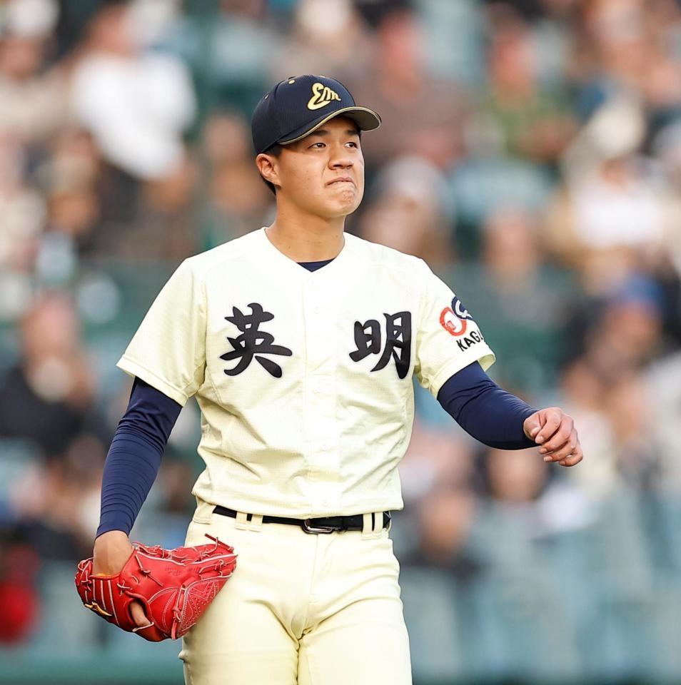 ６回、大阪桐蔭・谷渕瑛仁に勝ち越しソロを浴びた英明・冨岡琥希（撮影・西田忠信）