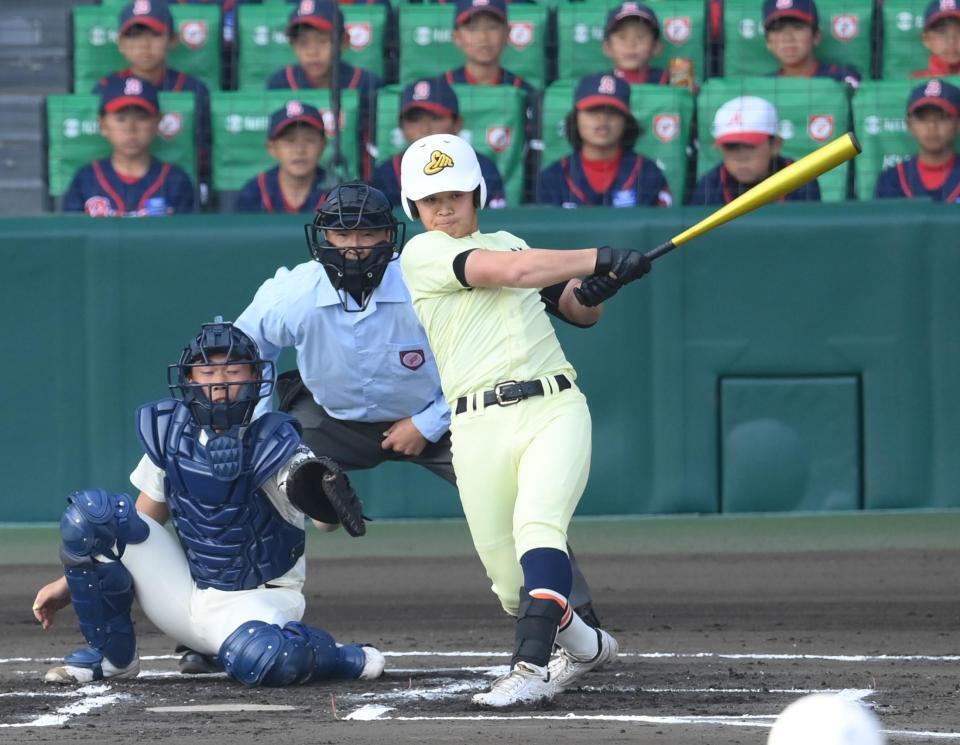 １回、松本一が左前に先制２点打を放つ