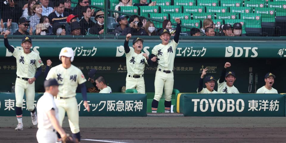 １回、松本一心の先制２点適時打に歓喜する英明ナイン（撮影・中田匡峻）
