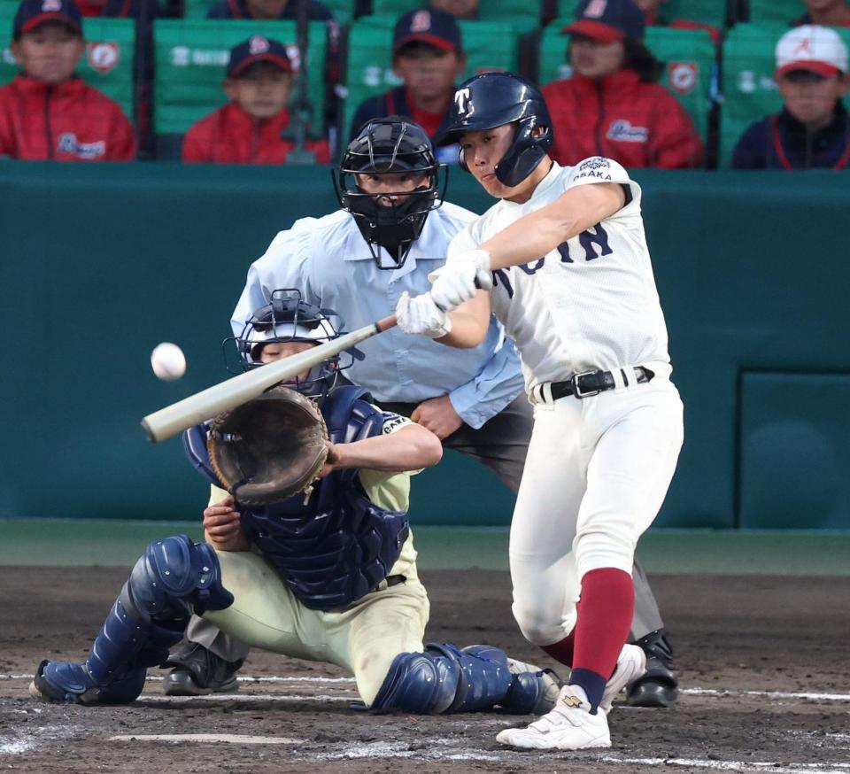 ８回、勝ち越しの中犠飛を放つ大阪桐蔭・藤田大翔（撮影・中田匡峻）