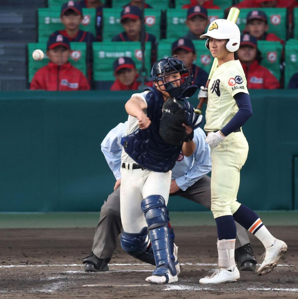 ８回、英明・前田渉の二盗を阻止する大阪桐蔭・藤田大翔（撮影・中田匡峻）