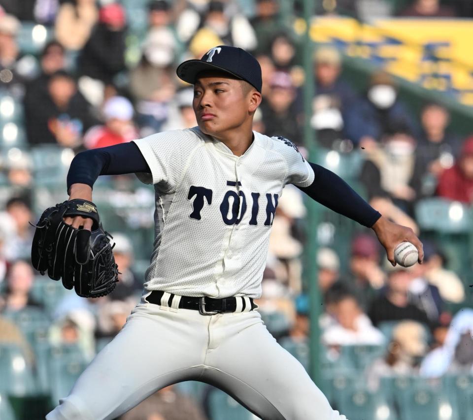 英明打線相手に力投する大阪桐蔭先発の小川