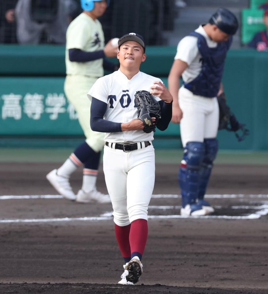 １回、英明・高田斗稀に二塁打を浴び、ピンチを招いた大阪桐蔭・小川蒼介（撮影・中田匡峻）