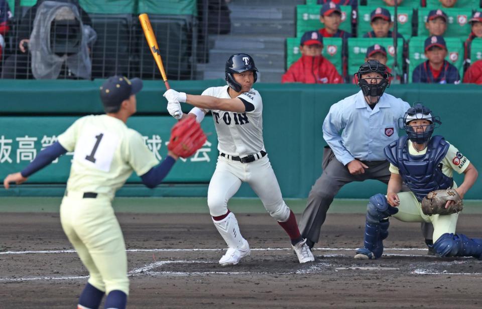 ３回、英明・冨岡琥希（１）からレフトへ同点適時二塁打を放つ大阪桐蔭・谷渕瑛仁（撮影・中田匡峻）