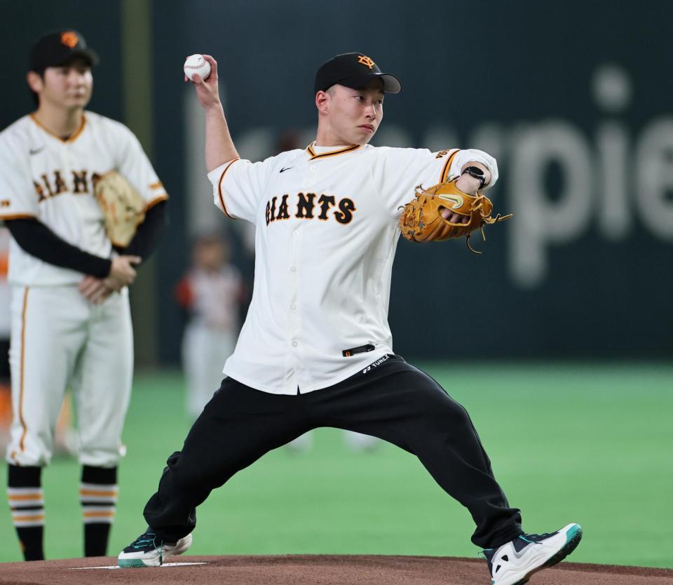 セレモニアルピッチを行う、五輪スノーボード男子ビッグエアで金メダルの木村葵来（撮影・田中太一）