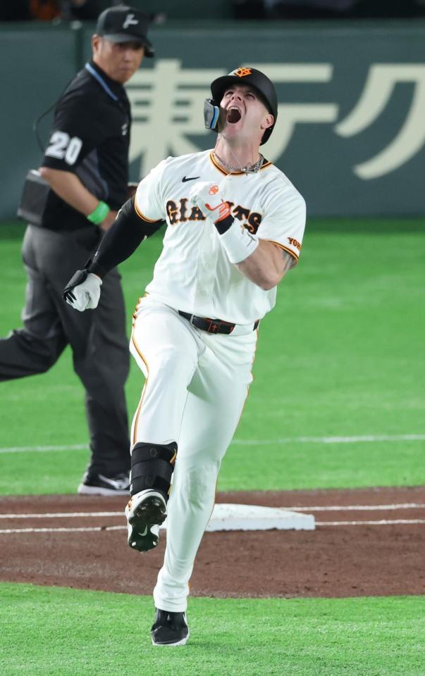 １回、右越えに先頭打者本塁打を放ち喜ぶキャベッジ（撮影・金田祐二）