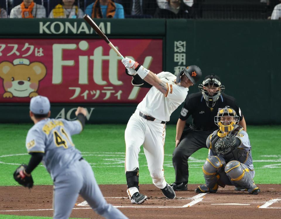 １回、右越えに先頭打者本塁打を放つキャベッジ（撮影・金田祐二）