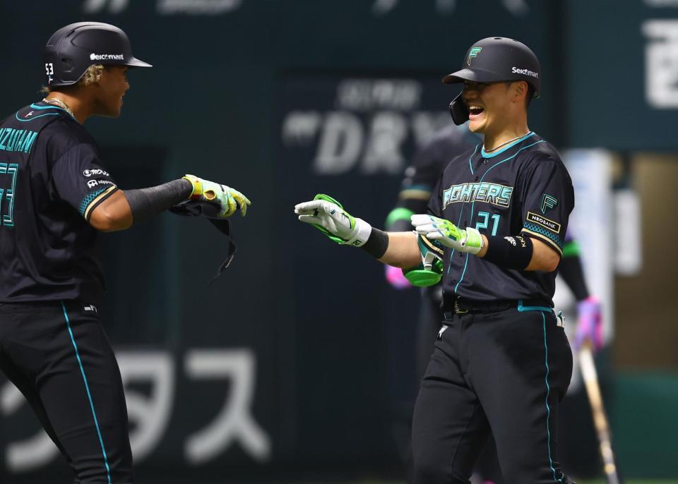 １回、先制２ランを放ち、水谷（左）に迎えられる清宮幸（撮影・中島達哉）