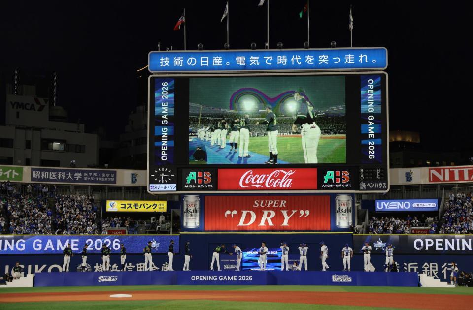 開幕セレモニーで握手する池山監督と相川監督（中央）＝撮影・石井剣太郎