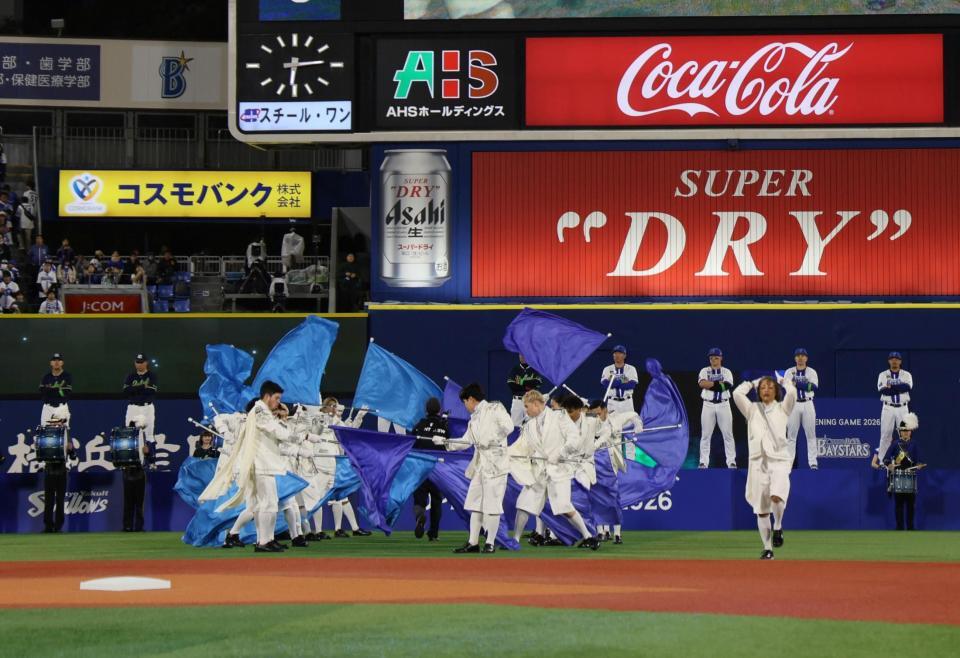 横浜スタジアムで行われた開幕セレモニー（撮影・石井剣太郎）