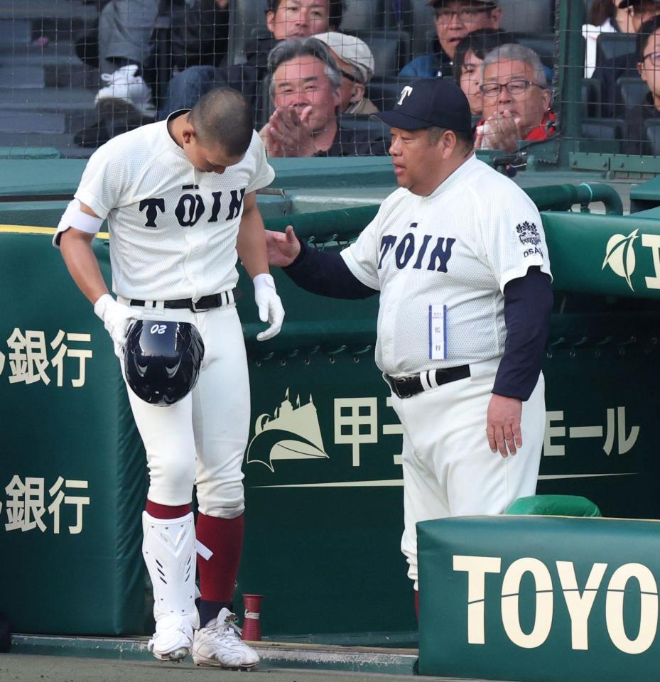 ６回、勝ち越しソロを放った大阪桐蔭・谷渕瑛仁（左）と話す大阪桐蔭・西谷浩一監督（撮影・中田匡峻）