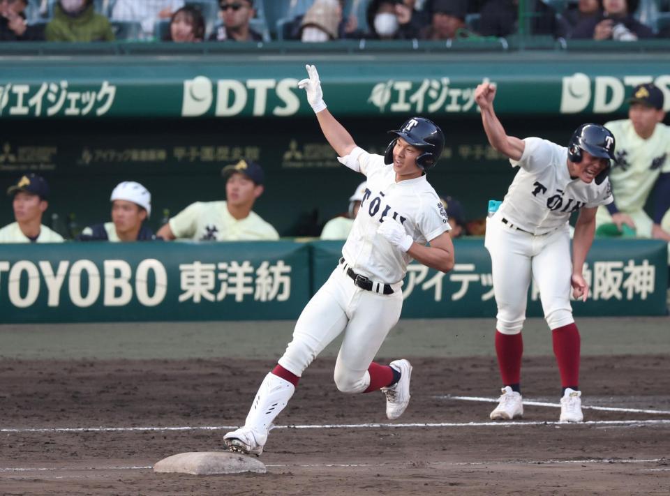 ６回、ライトへ勝ち越しソロを放った大阪桐蔭・谷渕瑛仁（撮影・中田匡峻）