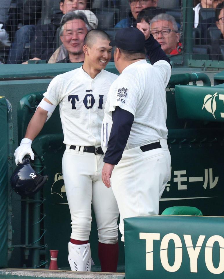 ６回、勝ち越しソロを放った大阪桐蔭・谷渕瑛仁（左）は大阪桐蔭・西谷浩一監督に声をかけられ笑顔を見せる（撮影・中田匡峻）