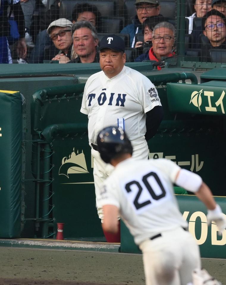 ６回、本塁打を放った谷渕（手前）を見る西谷監督